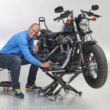 Pont moto Harley avec tabouret de mécanicien