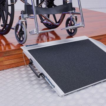 Rampe de seuil avec profil antidérapant et rebords surélevés