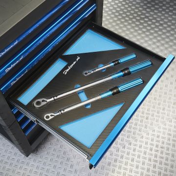 Trois clés dynamométriques dans un module d'outils