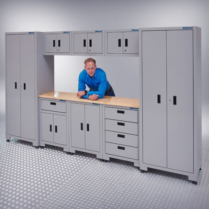 Equipement d'atelier avec deux armoires d'atelier et une armoire murale